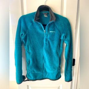 Patagonia Women’s Fleece Jacket Size Small. Warm and Cozy. Thumb holes. Like New